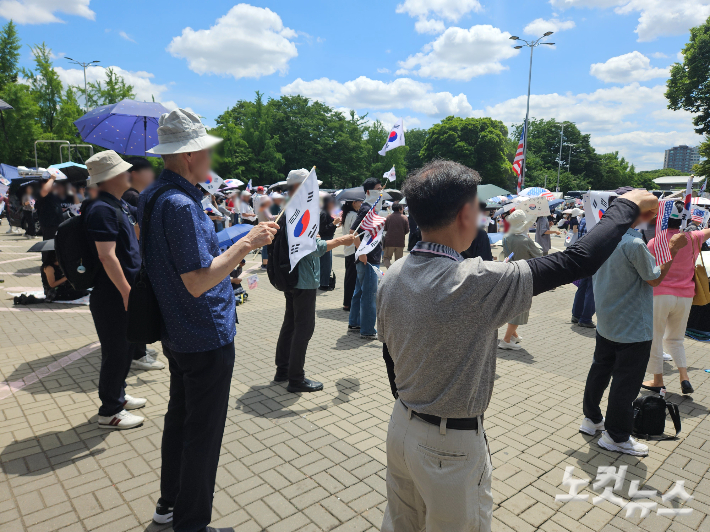 21일 오후 서울 송파구 올림픽공원 핸드볼경기장에서 개표소 봉쇄 시위가 이어지고 있다. 이원석 기자