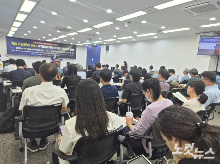 지난 18일 서울 영등포구 국회도서관 4층 국회입법조사처 대회의실에서 열린 '가습기살균제 참사 국가배상체계 전환의 의미와 과제' 심포지엄에서 이관후 국회입법조사처장이 환영사를 하고 있다. 최서윤 기자   