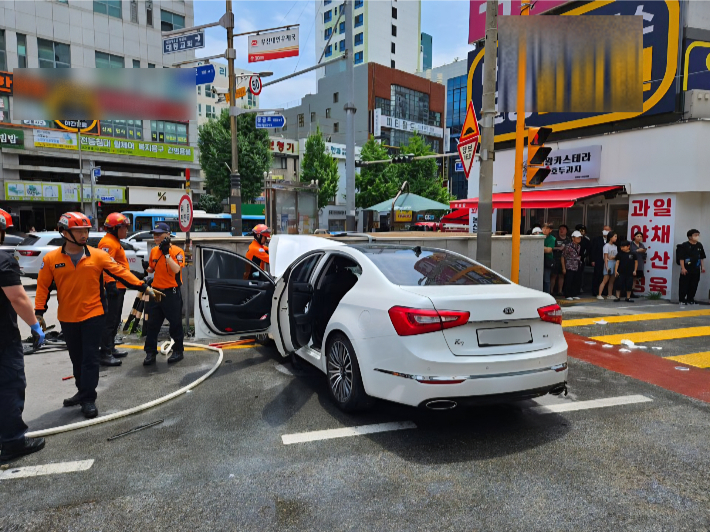 21일 부산 남구 대연동 차량 돌진 사고 현장. 부산소방재난본부 제공