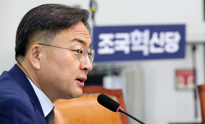 기자간담회 하는 조국혁신당 신장식 당 대표 권한대행. 연합뉴스