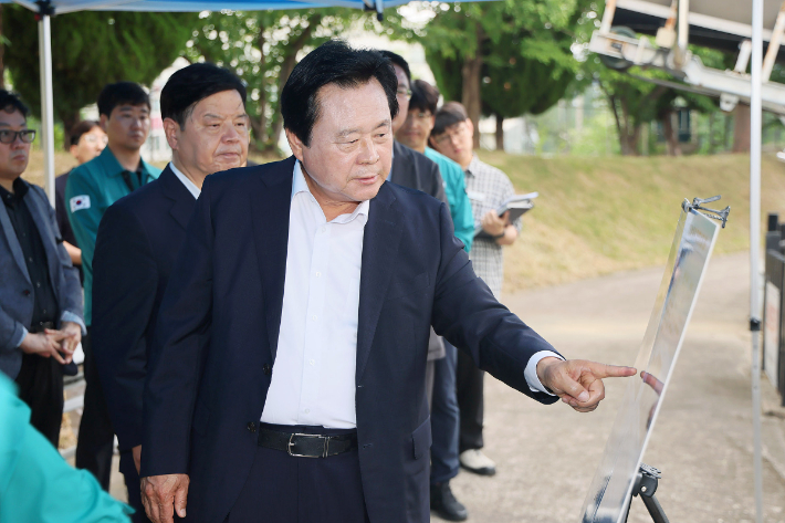 강기윤 창원시장 당선인이 지난 19일 팔용배수펌프장을 방문해 침수예방시설 운영 현황과 사업 추진 상황을 점검하고 재난 대응 체계를 확인하고 있다. 창원시장직 인수위원회 제공