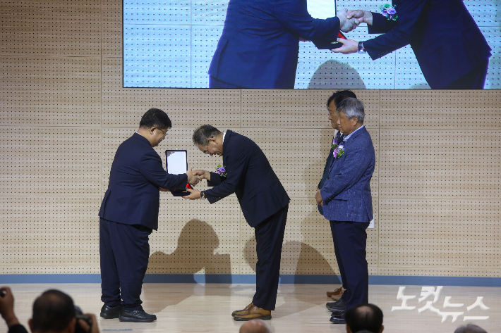 전주금암교회 조성철 목사(왼쪽)가 건축위원장 손권식 장로를 비롯한 공사 관계자들에게 공로패와 감사패를 전달하고 있다. 최화랑 기자