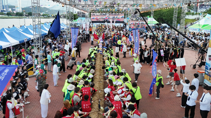 우리나라에서 가장 먼저 열리는 여름 축제인 '2026 태화강마두희축제'가 뜨거운 호응 속에 막을 내렸다. 시민들이 큰줄당기기에 참여하고 있는 모습. 중구청 제공