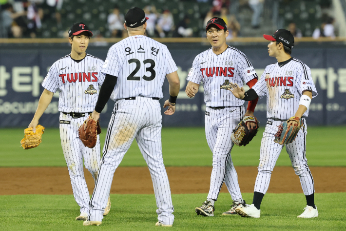 지난 10일 서울 잠실야구장에서 열린 프로야구 SSG 랜더스와 LG 트윈스의 경기에서 8-6으로 승리한 LG 선수들이 기뻐하고 있다. 연합뉴스 