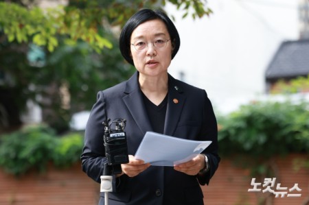 국무총리 후보자인 한성숙 중소벤처기업부 장관이 22일 서울 종로구 통의동 금융감독연수원에 마련된 인사청문회 준비 사무실로 출근하며 '모두의 창업' 개인정보유출과 관련해 사과하고 있다.
