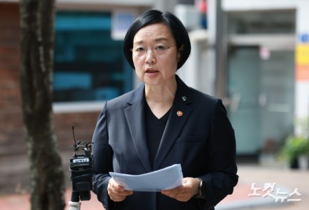 국무총리 후보자인 한성숙 중소벤처기업부 장관이 22일 서울 종로구 통의동 금융감독연수원에 마련된 인사청문회 준비 사무실로 출근하며 '모두의 창업' 개인정보유출과 관련해 사과하고 있다.