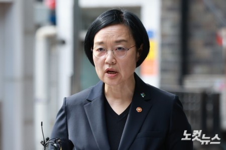 국무총리 후보자인 한성숙 중소벤처기업부 장관이 22일 서울 종로구 통의동 금융감독연수원에 마련된 인사청문회 준비 사무실로 출근하며 '모두의 창업' 개인정보유출과 관련해 사과하고 있다.