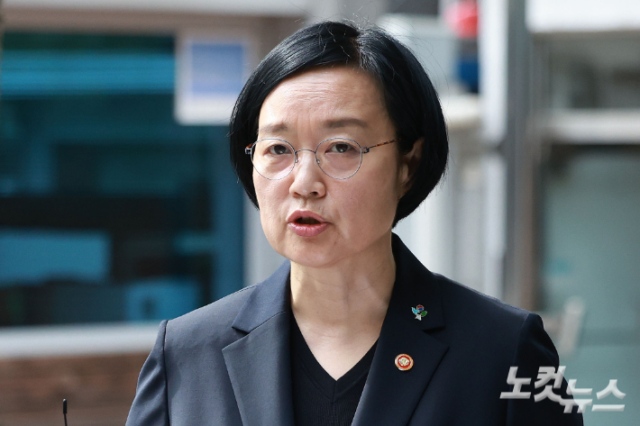 국무총리 후보자인 한성숙 중소벤처기업부 장관이 22일 서울 종로구 통의동 금융감독연수원에 마련된 인사청문회 준비 사무실로 출근하며 '모두의 창업' 개인정보유출과 관련해 사과하고 있다. 류영주 기자