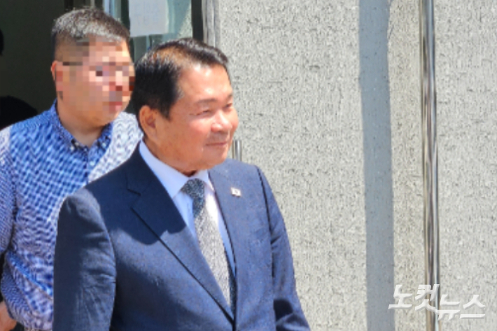 항소심 재판 마치고 나오는 신경호 강원교육감. 구본호 기자 