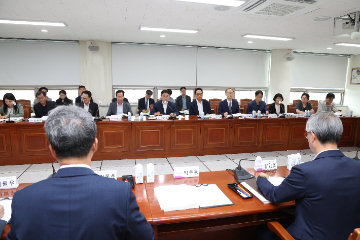 권순기 경남교육감 당선인과 경남교육감직 인수위원회가 19일 경남교육청 교육정보원에서 업무보고를 받고 있다. 경남교육청 제공