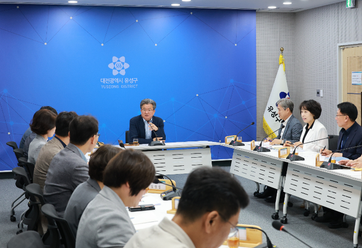 정용래 유성구청장이 22일 주간 간부회의를 주재한 자리에서 강력한 공직기강 확립을 강조하고 있다. 유성구 제공 