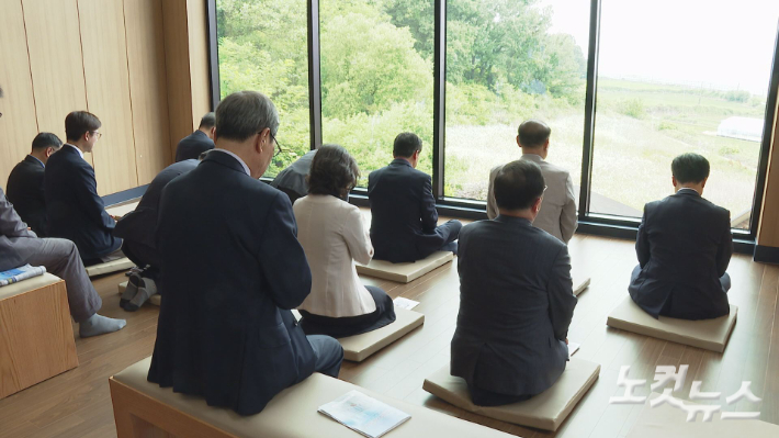 예배 참가자들이 북녘 땅을 바라보며 민족의 화해와 치유를 위해 기도하고 있는 모습. 오요셉 기자
