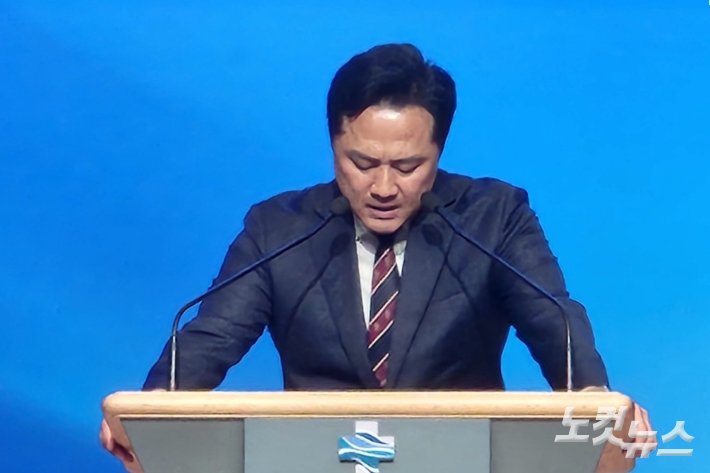 우암교회 김종경 목사가 특별기도를 하고 있다. 충북CBS