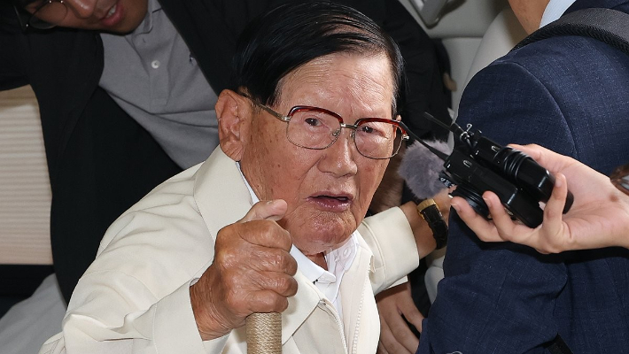 이만희 신천지 총회장이 지난 4일 피의자 신분으로 조사를 받기 위해 서울 서초동 검·경 합동수사본부에 출석하고 있다. 2026.6.4 연합뉴스