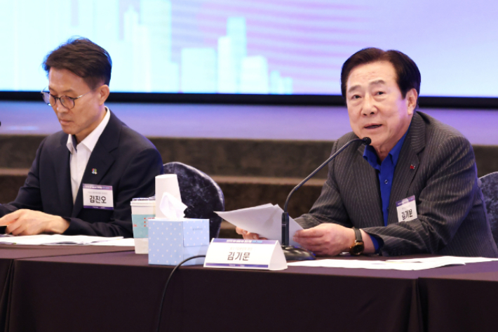 중소기업중앙회 김기문(오른쪽) 회장이 22일 서울 여의도 중기중앙회에서 열린 '인구구조 변화 대응을 위한 중소기업 정책 간담회'에서 발언하고 있다. 왼쪽은 저출산고령사회위원회 김진오 부위원장. 중기중앙회 제공