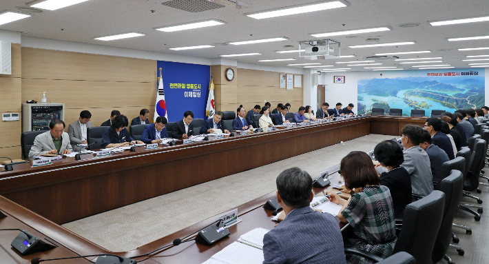 심민 임실군수가 22일 퇴임을 앞두고 마지막 간부회의에서 12년 군정의 소회를 밝히고 공직자들에게 감사의 뜻을 전했다. 임실군 제공