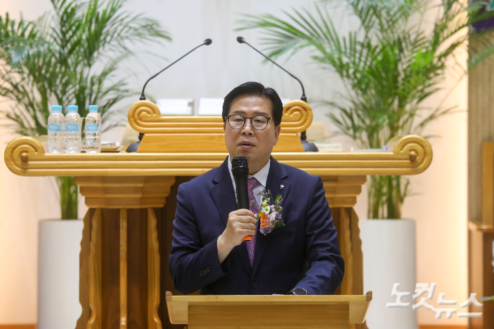 군산시장로교회연합회 신임 회장으로 추대된 김대성 목사가 취임 인사를 전하고 있다. 최화랑 기자