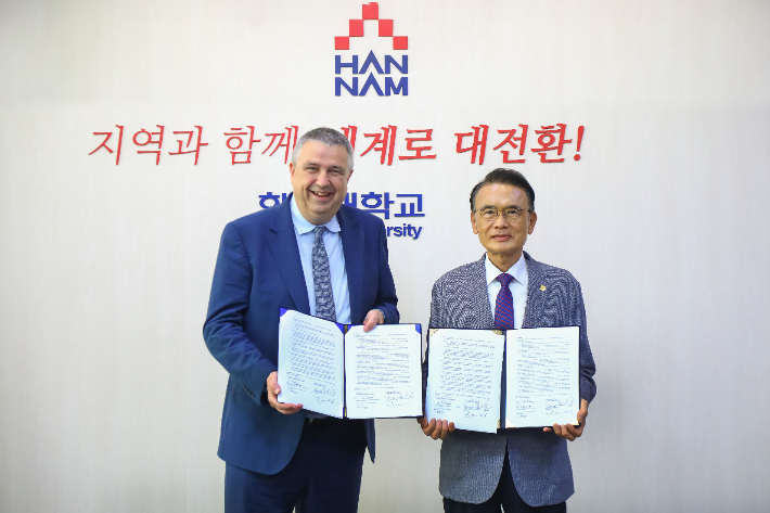 런던브루넬대 제프 로저스 부총장(왼쪽)과 한남대 이승철 총장이 1+1 복수학위 협정을 체결했다. 한남대 제공