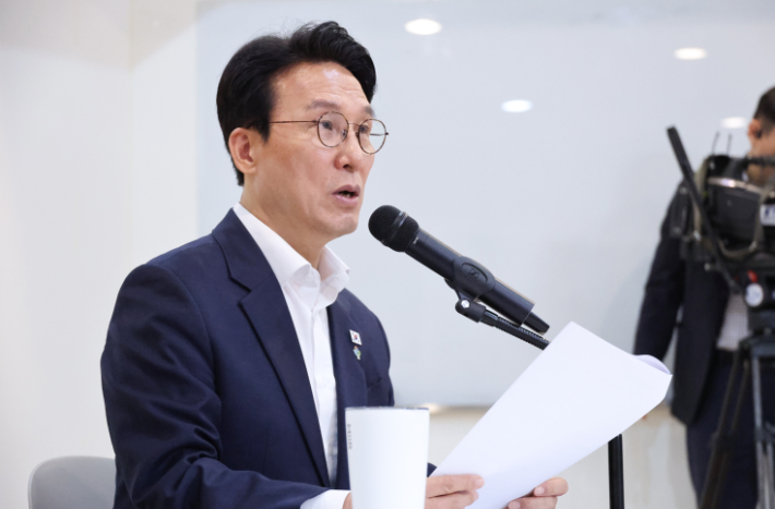 김민석 국무총리가 22일 서울 종로구 정부서울청사 별관에서 열린 출입기자 간담회에서 지난 1년의 성과를 되돌아보고 있다. 연합뉴스