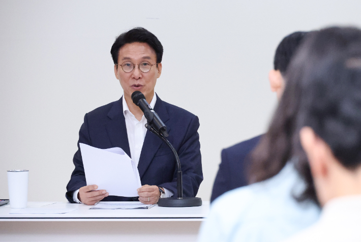 김민석 국무총리가 22일 서울 종로구 정부서울청사 별관에서 열린 출입기자 간담회에서 지난 1년의 성과를 되돌아보고 있다. 연합뉴스