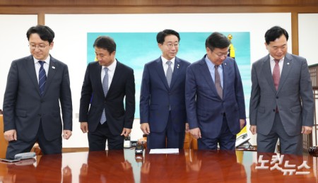기념촬영 마친 여야 원내대표