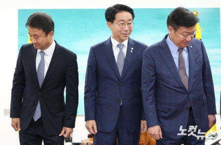 자리로 향하는 여야 원내대표