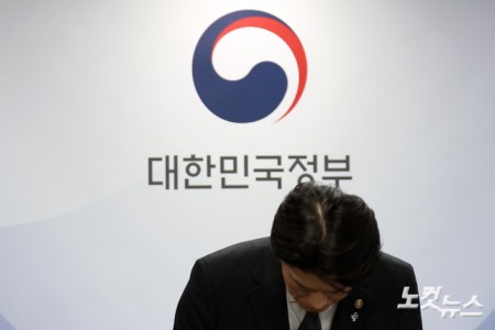 브리핑 전 인사하는 노용석 중기부 제1차관