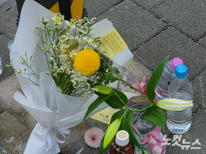 지난 21일 오후 1시 10분쯤 부산 남구 대연동의 한 삼거리에서 70대 운전자가 몰던 차량이 인도를 덮쳐 보행자 2명이 숨졌다. 사고가 발생한 현장에 피해자들을 추모하는 꽃다발이 놓여있다. 정혜린 기자
