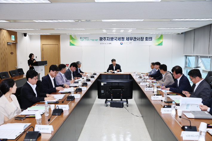 김학선 광주국세청장은 22일 정부광주합동청사 15층 회의실에서 지방청 국장 및 일선 세무서장 등 30여 명이 참석한 가운데 '광주청 세무관서장 회의'를 주재하고 7월로 예정된 체납관리단 확대 운영 준비 사항을 점검했다. 광주국세청 제공