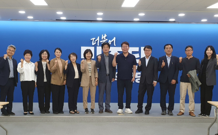 더불어민주당 부산시당은 22일 부산시당 당사에서 시의원 당선인 11명이 참석한 총회를 열고 한갑용 당선인을 원내대표로 추대했다고 밝혔다.부산 민주당 제공 