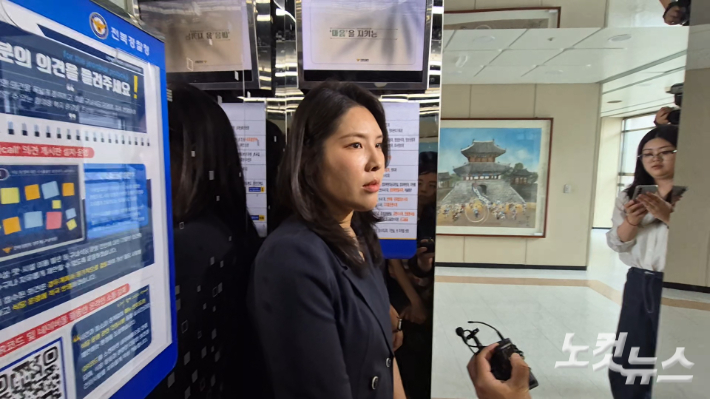 지난 17일 추가 경찰 소환 조사를 받기 위해 전북경찰청에 출석한 김슬지 전북도의원. 심동훈 기자