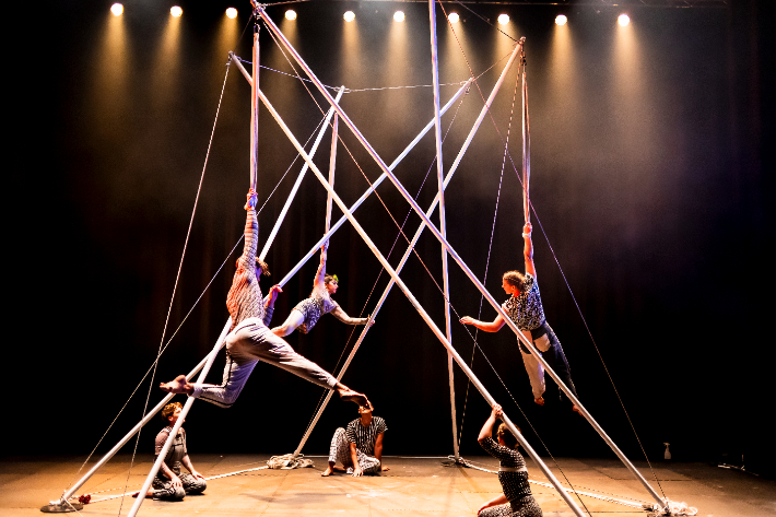 호주 현대서커스 단체 '원 펠 스웁 서커스(One Fell Swoop Circus)'의 대표작 '인 커먼(In Common)' 공연 모습. 경기아트센터 제공