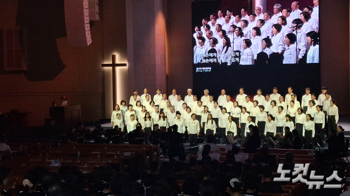 제25회 포항성가합창제에 출연중인 포항대흥교회 연합찬양대(지휘 윤재덕). 김일현 선교국장