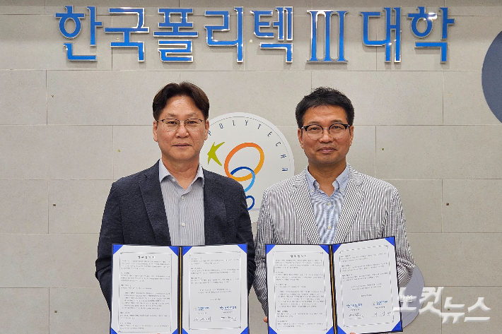 제50대 강원기자협회(회장 박정민)와 한국폴리텍대학 춘천캠퍼스(학장 지경배)는 22일 오후 대학 3층 대회의실에서 상호 업무협약을 체결했다. 구본호 기자 