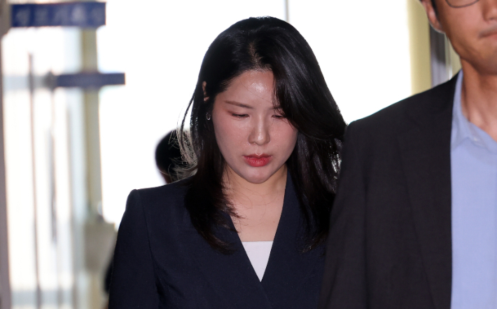 지난 17일, 추가 경찰 소환 조사를 받기 위해 전북경찰청을 찾은 김슬지 전북도의원. 연합뉴스
