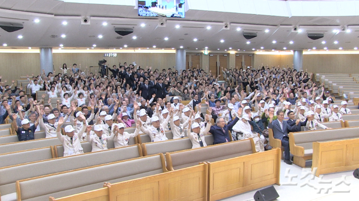 제17회 6.25 남침 한국전쟁 참전 유공자 위로 및 감사 행사 참석자들이 기념 촬영을 하고 있다. 이바울 기자