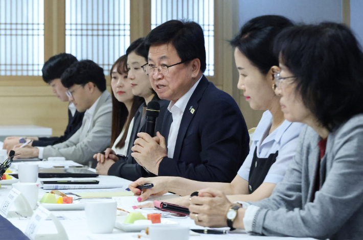 최교진 교육부 장관이 22일 서울 종로구 정부서울청사에서 열린 학부모와 교육부 장관이 함께하는 제6차 교육진담 간담회에서 발언하고 있다. 연합뉴스
