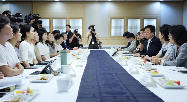 최교진 교육부 장관이 22일 서울 종로구 정부서울청사에서 열린 학부모와 교육부 장관이 함께하는 제6차 교육진담 간담회에서 발언하고 있다. 연합뉴스