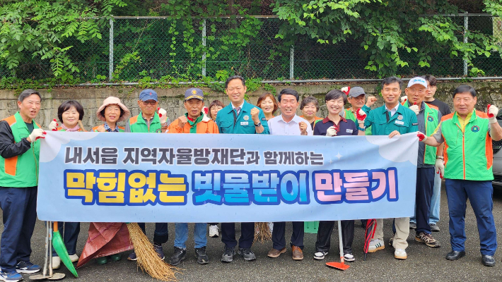 내서읍 지역자율방재단 빗물받이 환경정비 활동 현장. 마산회원구 제공 