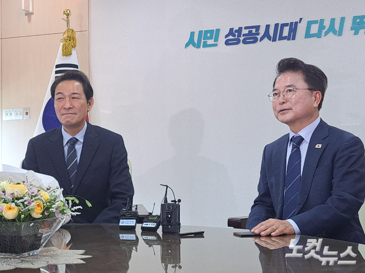우 당선인은 22일 춘천시를 방문해 육동한 시장을 만나 새 도정 출범을 앞두고 도와 시의 긴밀한 협력 필요성을 강조했다. 진유정 기자 