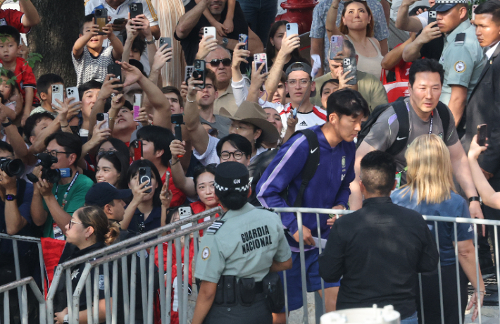 2026 북중미 월드컵 조별리그 남아프리카 공화국과 3차전을 앞둔 한국 축구 국가대표팀의 주장 손흥민이 21일(현지시간) 결전이 치러질 멕시코 몬테레이에 도착해 숙소로 들어서고 있다. 연합뉴스