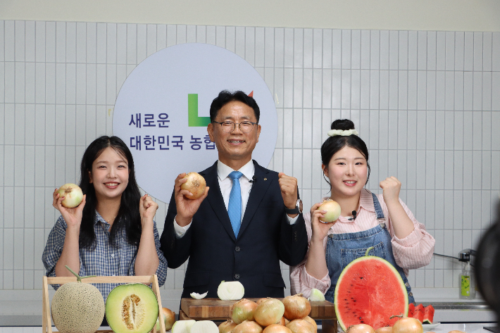 전북농협은 22일 온라인지역센터를 통해 '햇양파 착한소비 캠페인' 라이브커머스를 진행했다. 전북농협 제공