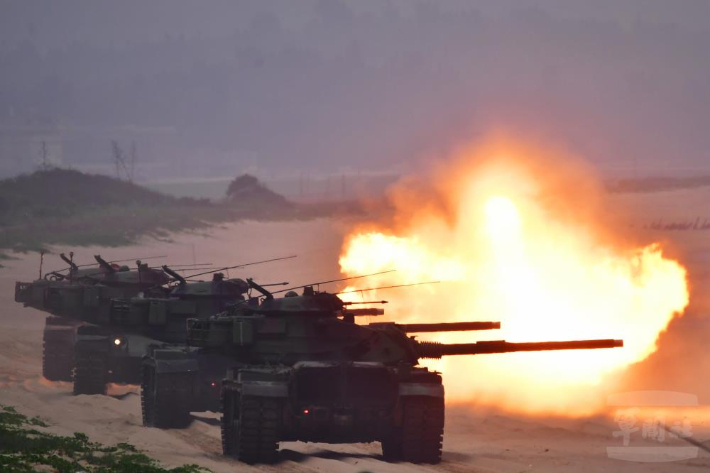 대만 육군이 지난 5월 11일 중국 본토에 근접한 진먼섬(金門島)에서 실시한 군사 훈련 모습. 중국군의 상륙을 격퇴하기 위한 전차 사격 훈련으로 보인다. 대만 국방부 홈페이지 캡처