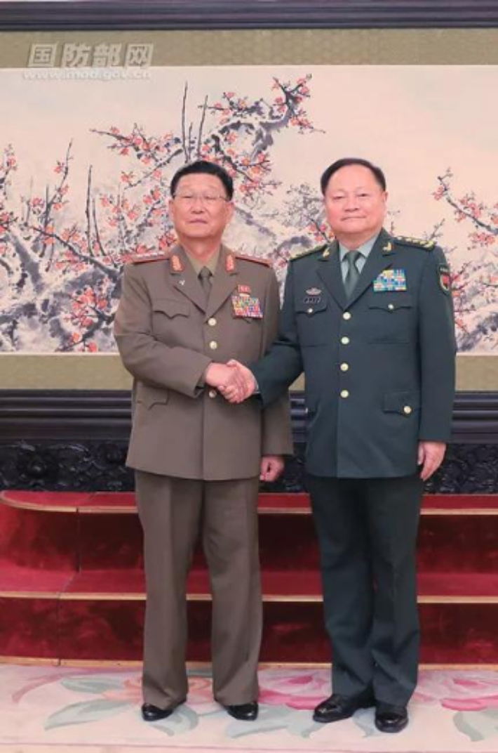 지난 2019년 8월 북한 인민군 김수길 총정치국장이 베이징을 방문해, 당시 시진핑 주석의 측근이던 중앙군사위 장유샤 부주석과 회담을 했다. 중국 국방부망(网) 캡처