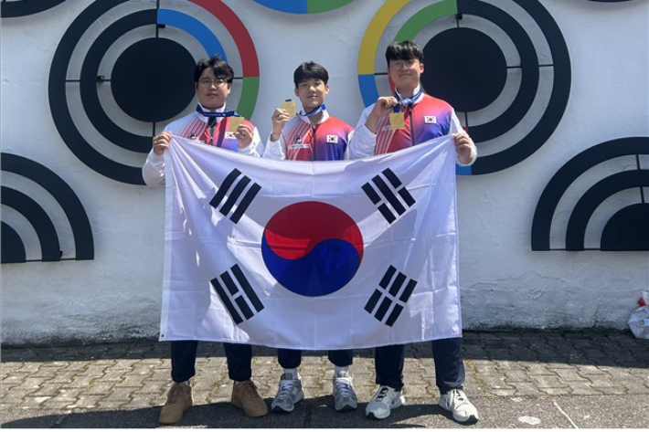 2026 ISSF 주니어세계선수권대회 25m 권총 남자 단체전에서 금메달을 획득한 한국 대표팀의 성세영, 이유환, 박태호(사진 왼쪽부터). 대한사격연맹 제공