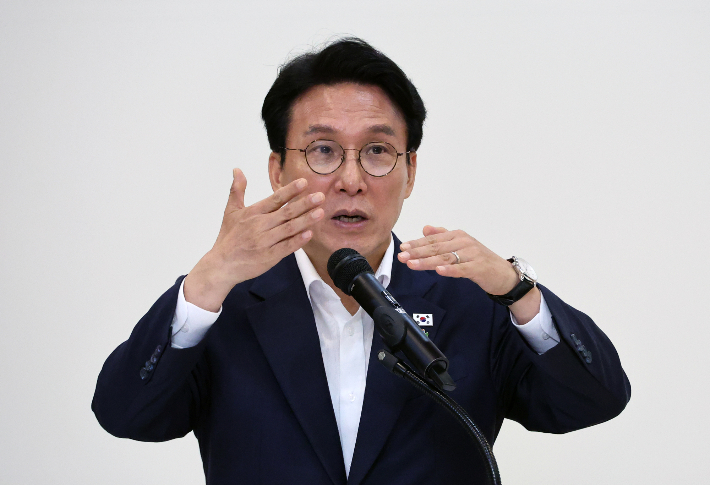 김민석 국무총리가 서울 종로구 정부서울청사 별관에서 열린 출입기자 간담회에서 지난 1년의 성과를 되돌아보고  있다. 연합뉴스