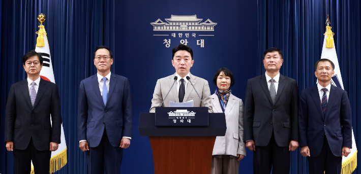 강훈식 비서실장이 21일 청와대 기자회견장에서 이재명 대통령이 새로 임명한 참모들과 인사 관련 브리핑을 하고 있다. (왼쪽부터) 홍보소통수석 성기홍 전 연합뉴스 사장, 민정수석비서관 한찬식 김앤장법률사무소 변호사, 강 비서실 사회수석비서관 김경자 우석대 객원교수, 국가안보실 1차장 강건작 대통령직속 미래국방전략위원회 위원, 국가안보실 3차장 송기호 경제안보비서관. 연합뉴스