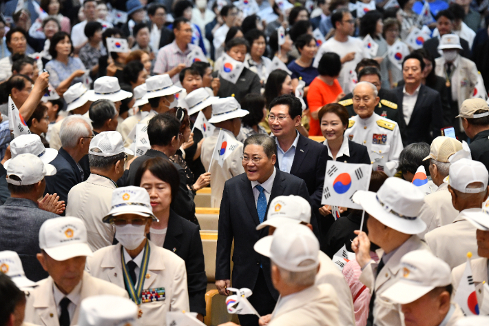 소강석 목사가 6.25 참전용사 초청행사 20주년 기념 보훈 평화음악회 '빛의연대기' 공연에 앞서 감사 인사를 전하기 위해 강단으로 향하고 있다. 새에덴교회 제공
