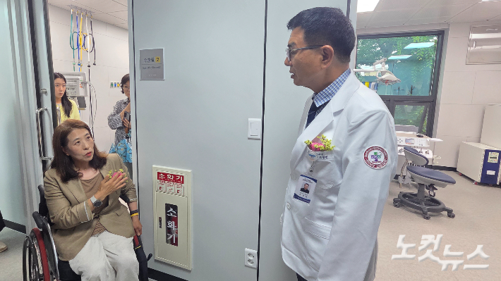 조영범 전남 권역장애인구강진료센터장이 22일 김미경 전남도의원에게 진료실에 대해 설명하고 있다. 박사라 기자 