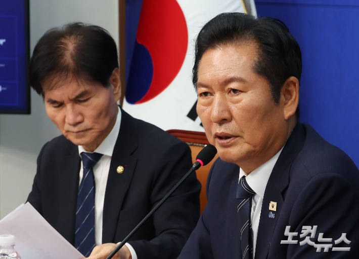 더불어민주당 정청래 대표가 22일 국회에서 열린 '격동하는 2026:이란 전쟁, 북중 정상회담 그리고 한반도' 긴급 국제정세 토론회에 참석해 모두발언 하고 있다. 황진환 기자